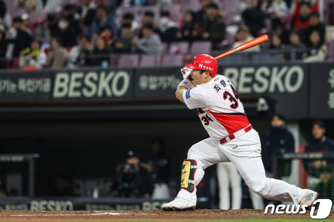 KIA 최형우가 27일 광주 기아 챔피언스필드에서 열린 롯데와의 경기에서 1회말 2사 2루에서 2점홈런을 터뜨린 뒤 타구를 바라보고 있다. (KIA 제공)
