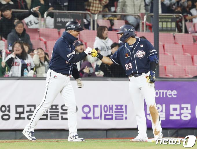27일 오후 경기 수원시 장안구 KT위즈파크에서 열린 '2024 신한 SOL 뱅크 KBO리그' 두산 베어스와 KT 위즈의 경기, 3회초 무사 주자 2루 두산 강승호가 안타를 치고 기뻐하고 있다. 2024.3.27/뉴스1 ⓒ News1 김영운 기자