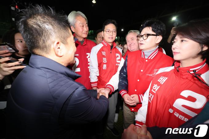 [사진] 가락시장 찾은 한동훈-인요한-배현진-김근식-박정훈