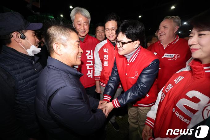 [사진] 가락시장 상인과 악수하는 한동훈