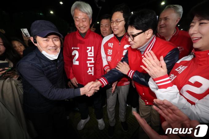 [사진] 선거운동 개시일 맞아 전통시장 찾은 한동훈