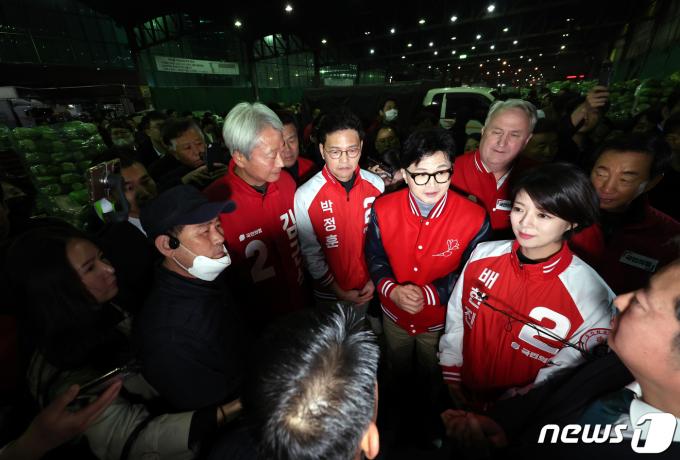 [사진] 가락시장에서 공식 선거운동 돌입한 한동훈 비대위원장