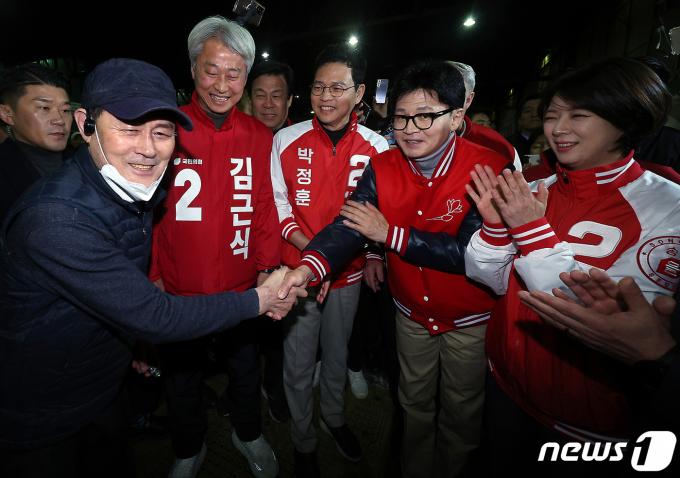 [사진] 가락시장 상인과 인사 나누는 한동훈 비대위원장