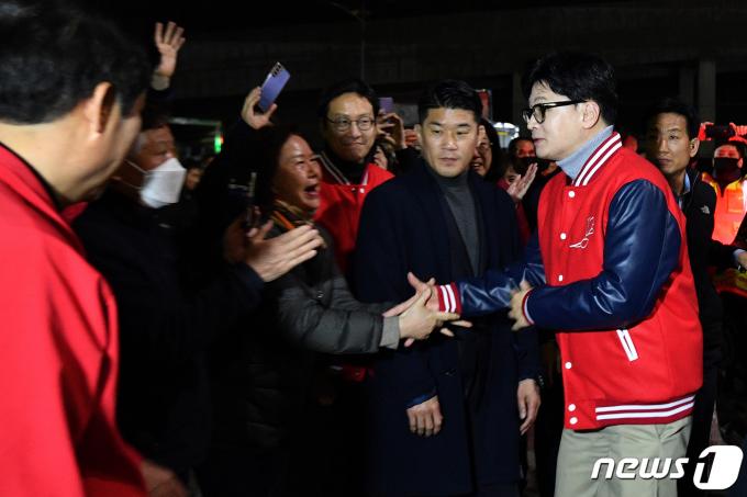 [사진] 지지자들과 인사 나누는 한동훈 비대위원장