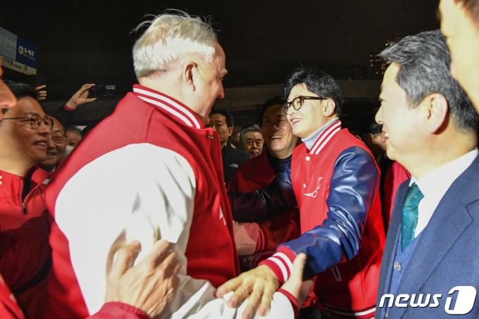 [사진] 인요한 선거대책위원장과 인사 나누는 한동훈 비대위원장