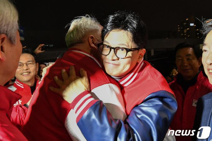 [사진] 인요한 국민의미래 선거대책위원장 안아주는 한동훈 비대위원장