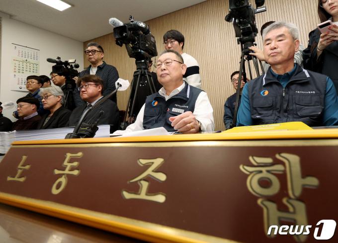김정환 서울시버스운송사업조합 이사장(왼쪽 세번째)과 박점곤 전국자동차노조 서울시버스노동조합 위원장(왼쪽 네번째)이 27일 오후 서울 영등포구 서울지방노동위원회에서 열린 조정 절차에 참석하고 있다. 노조는 사측과 조정이 결렬될 경우 28일 오전 4시 첫차부터 파업에 돌입한다. 파업이 현실화될 경우 서울 시내버스는 12년 만에 멈춰 서게 된다. 2024.3.27/뉴스1 ⓒ News1 장수영 기자