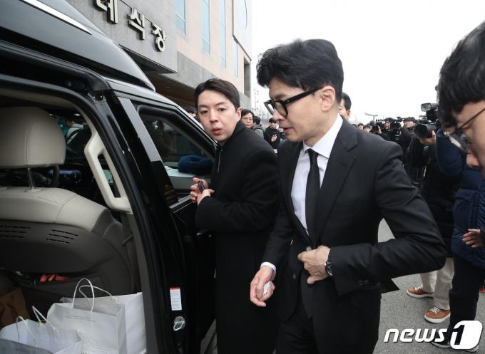 한동훈 국민의힘 비상대책위원장이 1일 경북 문경 육가공공장 화재 현장에서 순직한 소방대원 2명의 빈소가 마련된 경북 문경시 산양면 문경장례식장에서 조문을 마치고 차량으로 이동하고 있다. (공동취재) 2024.2.1/뉴스1 ⓒ News1 임세영 기자