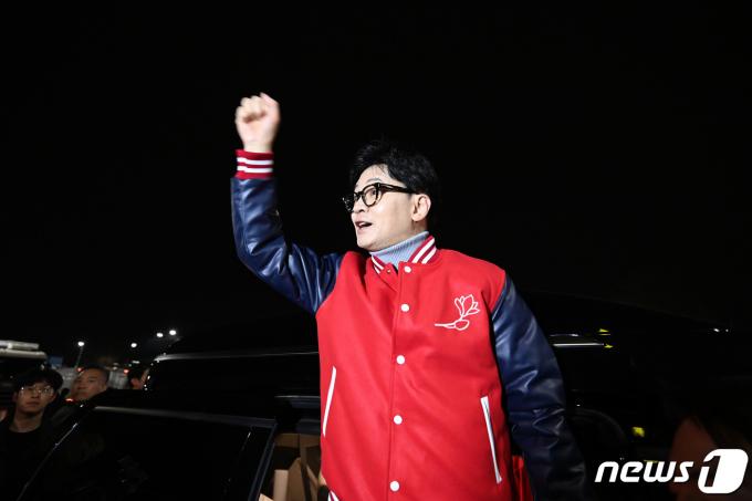 [사진] 한동훈 비대위원장, 주먹 불끈