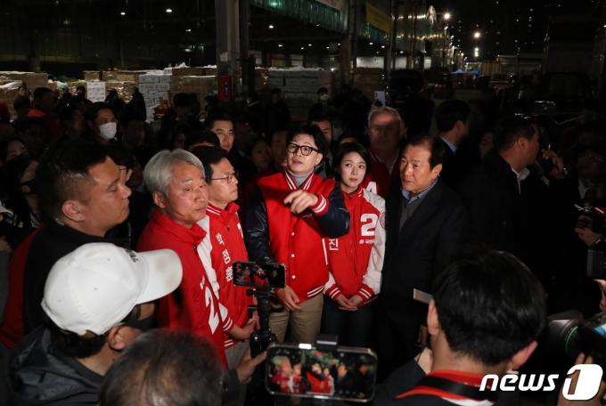 [사진] 공식 선거운동 시작한 한동훈 비대위원장