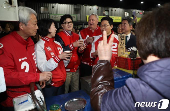 [사진] 송파 후보들과 티타임 갖는 한동훈 비대위원장
