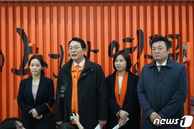 왼쪽부터 이주영 천하람 개혁신당 총괄선거대책위원장, 허은아 개혁신당 공동선거책대위원장, 김철근 개혁신당 선거대책본부장. (개혁신당)