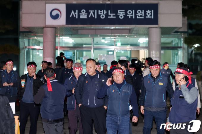 [사진] 서울시버스노조 '파업 현장으로'