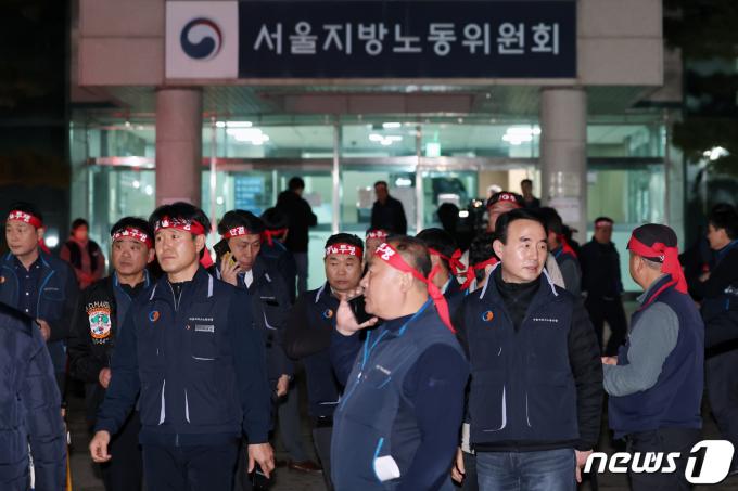 [사진] 서울시버스노조 '파업 현장으로'