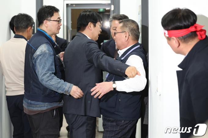 [사진] '합의점 찾지 못하고'
