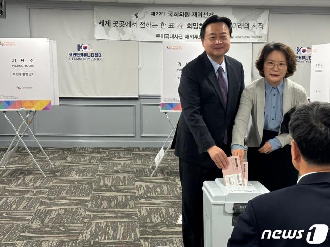 조현동 주미한국대사가 22대 국회의원 총선거 재외국민 투표 첫날인 27일(현지시간) 부인과 함께 버지니아주 알렉산드리아 코리안커뮤니티센터에 설치된 투표소를 찾아 한 표를 행사하고 있다.