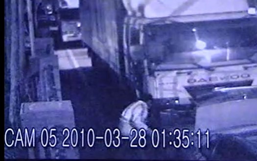 청주에서 택시 기사를 하며 여성 승객을 상대로 성폭행 및 연쇄살인을 저지른 안남기가 자신의 택시 트렁크에서 세 번째 피해자 송 모 씨(당시 24세)의 시신을 꺼내  도롯가 으슥한 곳에 유기하는 모습. (MBC 갈무리)