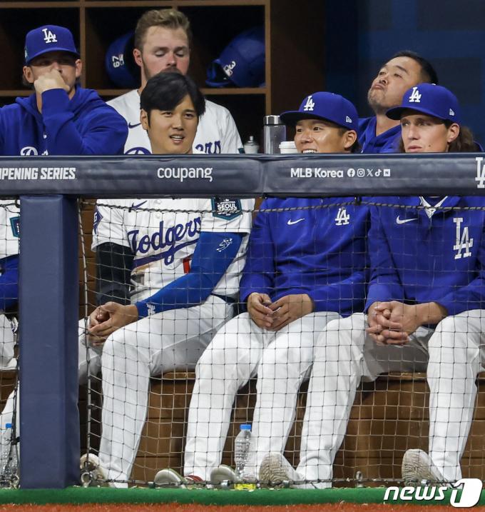 21일 서울 구로구 고척스카이돔에서 열린 2024 미국 메이저리그(MLB) 월드투어 서울시리즈 공식 개막전 샌디에이고 파드리스와 LA 다저스의 2차전 경기, 6회말 LA다저스 덕아웃에서 오타니 쇼헤이와 야마모토 요시노부가 대화를 나누고 있다. (공동취재) 2024.3.21/뉴스1 ⓒ News1 박정호 기자