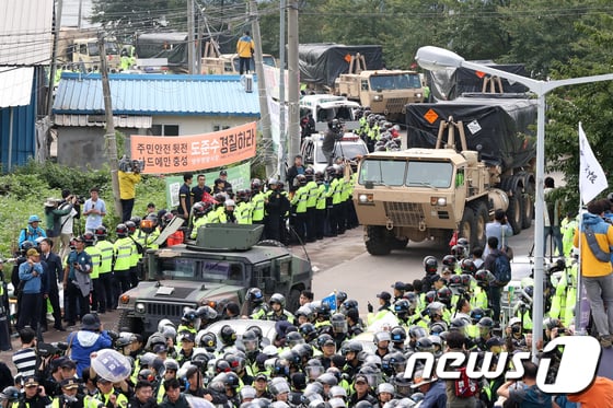 2017년 9월 경북 성주군 초전면 소성리로 사드(THAAD·고고도미사일방어체계) 잔여발사대 4기가 들어가는 모습. (뉴스1 DB) ⓒ News1 민경석 기자
