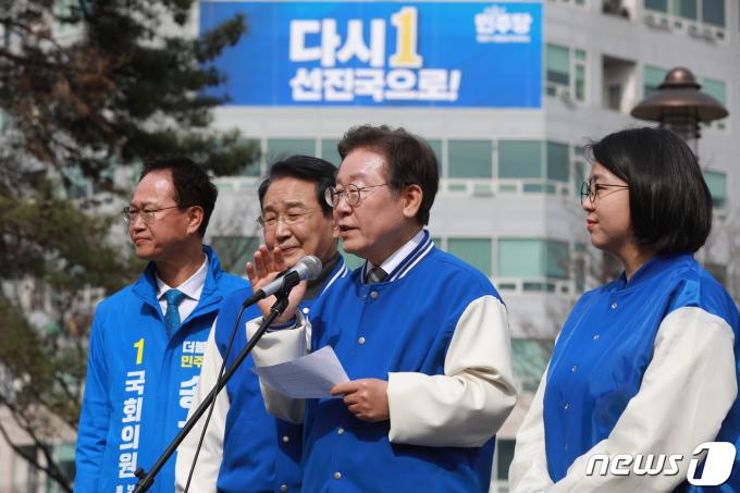 이재명 더불어민주당 대표가 27일 오후 충북 청주시 청원구 오창읍 한 광장에서 기자회견을 하고 있다. 2024.3.27/뉴스1 ⓒ News1 김용빈 기자