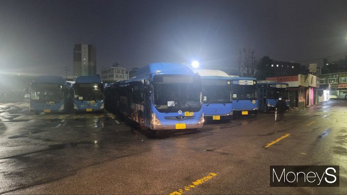 서울 시내버스 노조가 28일 오전 4시 첫차부터 전면 파업에 돌입하며 시민들의 출근길 불편이 속출하고 있다. 사진은 28일 서울 구로구 온수공영차고지에 서있는 버스. /사진=김창성 기자