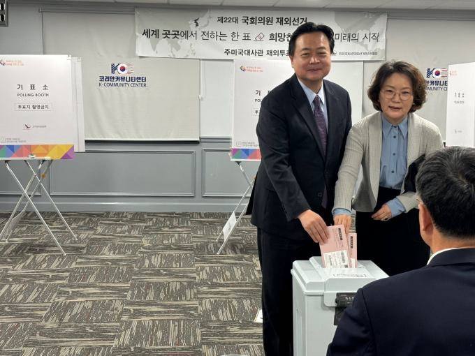 조현동 주미한국대사가 제22대 국회의원 총선거 재외국민 투표 첫날인 지난 27일(현지시각)  배우자와 함께 미국 버지니아주 알렉산드리아 코리안커뮤니티센터에 설치된 투표소에서 투표에 참여하는 모습. /사진=뉴스1