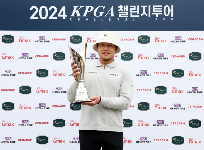 KPGA 챌린지투어 1회 대회 정상에 오른 정선일이 우승컵을 들고 기념 촬영을 하고 있다. /사진= KPGA