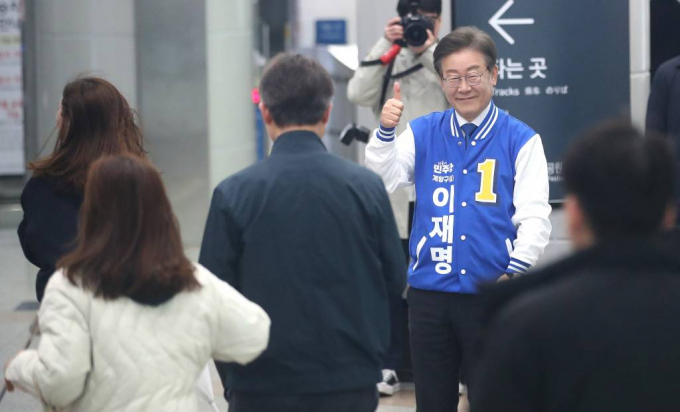  제22대 총선 인천 계양을에 출마하는 이재명 더불어민주당 대표가 본격적인 선거운동을 벌인다. 사진은 공식 선거운동이 시작된 28일 오전 인천 계양구 계양역에서 시민들에게 인사를 하고 있는 이재명 대표. /사진= 뉴스1