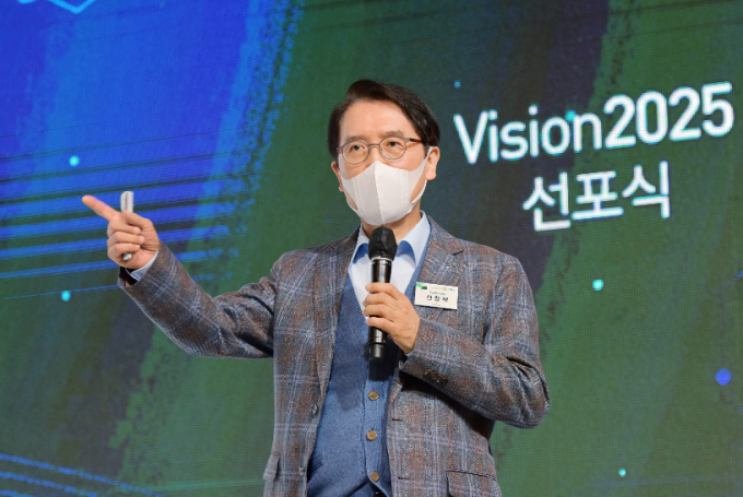 교보생명이 수익성을 대대적으로 개선하기 위해 제3보험 장기프로젝트를 시행한다. 사진은 신창재 교보생명 회장./사진=교보생명