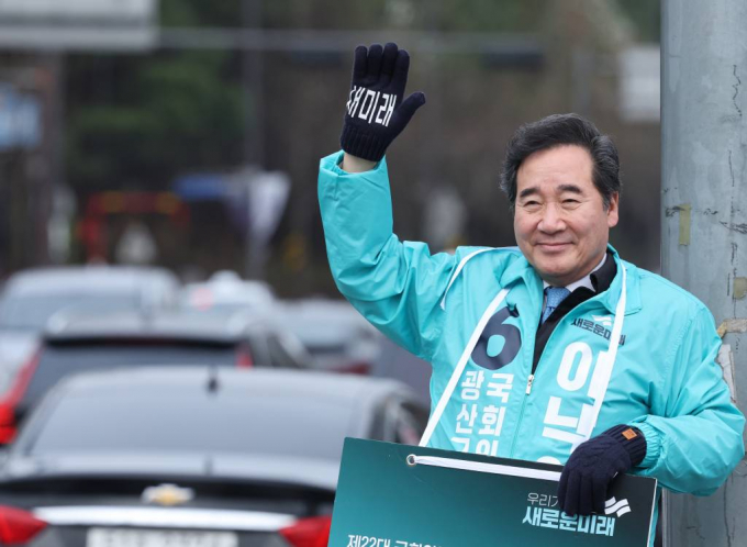 이낙연 새로운미래 공동대표가 이재명 대표와 윤석열 대통령을 비판했다. 사진은 지난 26일 오전 광주 광산구 수완동 한 4거리에서 시민들에게 출근길 인사를 하고있는 이 대표. /사진= 뉴스1