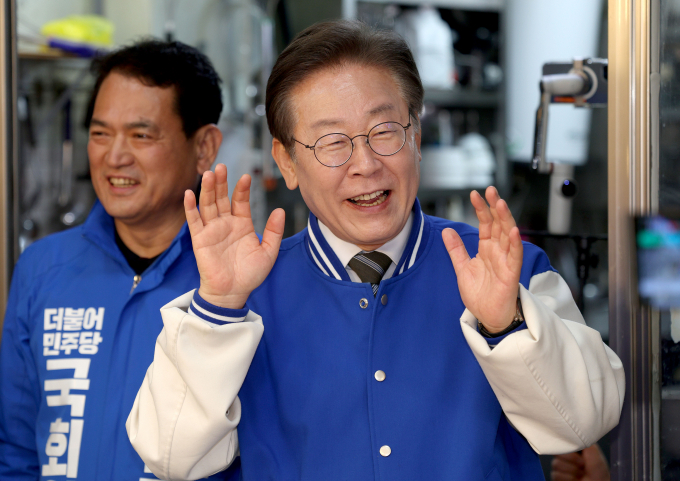 이재명 더불어민주당 대표가 지난 27일 충북 충주시 무학시장에서 한 시민이 자신을 향해 욕설을 하자 "세상에는 별 사람이 다 있으니까. 그런 분도 있구나 라고 생각하시면 된다"고 밝혔다. 사진은 이 대표가 지난 27일 충북 충주시 무학시장을 방문해 시민들에게 지지를 호소하는 모습. /사진=뉴스1(공동취재)