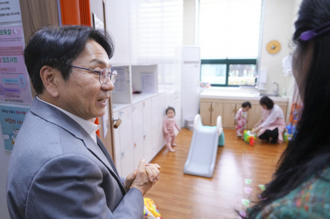 강기정 광주광역시장이 27일 오후 서구 일가정양립지원본부에서 열린 '제34회 정책소풍'에 참석해 간담회에 앞서 센터 내부시설을 둘러보고 있다./사진=광주시 