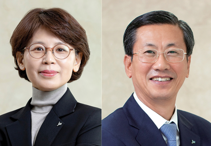 W메디칼에 함은경 대표(왼쪽)와 JW홀딩스는 차성남 대표가 신규 대표이사로 선임됐다. /사진=JW홀딩스