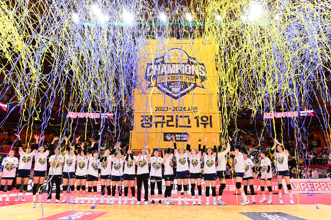 국내 여자 프로배구 현대건설과 흥국생명이 28일 오후 7시 경기 수원체육관에서 흥국생명과 V리그 챔피언결정전(5전 3선승제) 1차전을 치른다. 사진은 지난 16일 정규리그 1위를 확정한 현대건설. /사진=뉴스1