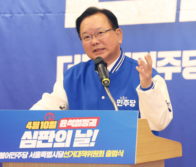 김부겸 더불어민주당 상임공동선대위원장이 범야권 200석 차지 전망에 대해 어느 한쪽이 200석을 가져갈 정도는 아니라고 말했다. 사진은 김 위원장이 지난 20일 서울 여의도 국회 도서관에서 열린 '서울특별시당 선거대책위원회 출범식'에서 인사말을 전하는 모습. /사진=뉴스1