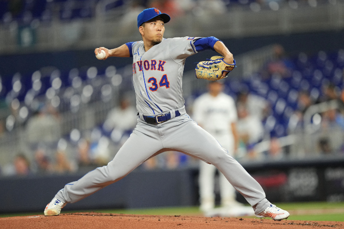 올해 스프링캠프에서 어깨 부상을 당한 미국 프로야구 메이저리그 뉴욕 메츠 소속 일본 투수 센가 고다이가 재활 운동을 시작했다. 사진은 지난해 9월 마이애미 말린스전에 등판한 센가. /사진=로이터