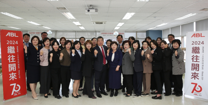 ABL생명 대표가 실적이 우수한 경인지역단을 지난 27일 방문했다./사진=ABL생명