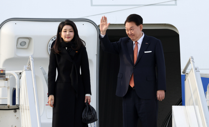 윤석열 대통령과 김건희 여사가 74억8112만원의 재산을 보유 중이다. 사진은 네덜란드 국빈 방문 일정을 마치고 귀국하는 윤 대통령(오른쪽)과 김 여사가 지난해 12월14일(현지시각) 암스테르담 스히폴공항에 도착해 공군 1호기 탑승에 앞서 인사를 하는 모습. /사진=뉴시스
