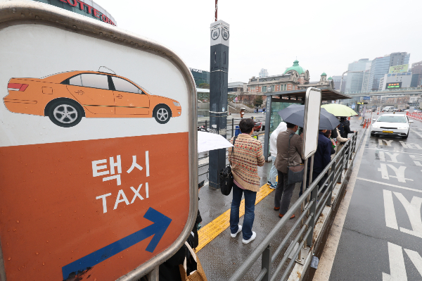 28일 서울 시내버스 노조 총파업으로 서울 시내 출근길 교통 대란이 일어났다. 사진은 이날 오전 서울역 버스환승센터에서 택시를 기다리는 시민들. /사진=뉴스1