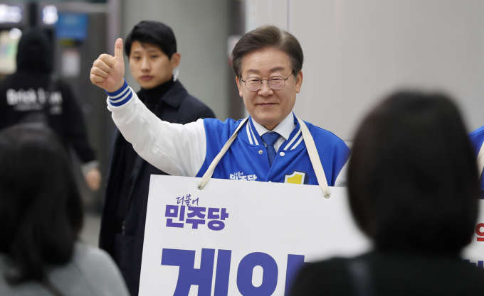이재명 더불어민주당 대표가 자신의 지역구인 인천 계양을에서 4·10 총선 공식 선거운동 첫날을 시작했다. 사진은 이 대표가 28일 인천 계양역에서 시민들에게 인사하는 모습. /사진=뉴시스(공동취재) 