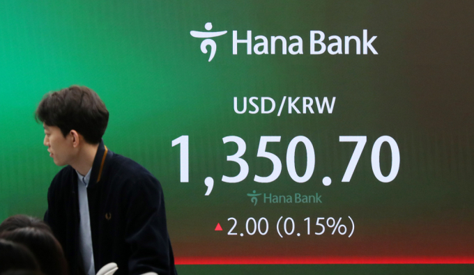코스피가 전 거래일(2755.11)보다 1.89포인트(0.07%) 내린 2753.22에 개장한 28일 오전 서울 중구 하나은행 딜링룸 전광판에 지수가 표시되고 있다. 코스닥지수는 전 거래일(911.25)보다 1.08포인트(0.12%) 상승한 912.33에 거래를 시작했다. /사진=뉴스1
