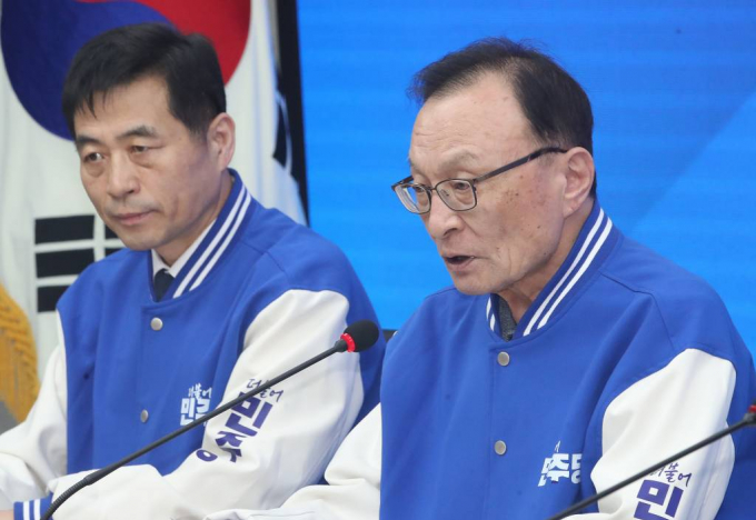 이해찬 더불어민주당 상임공동선거대책위원장이 오는 총선에서 민주당이 승기를 잡을 것으로 예상했다. 사진은 지난 18일 오전 서울 여의도 민주당 중앙당사에서 열린 제3차 중앙선거대책회의에서 발언을 하고 있는 이해찬 위원장(오른쪽). /사진= 뉴스1