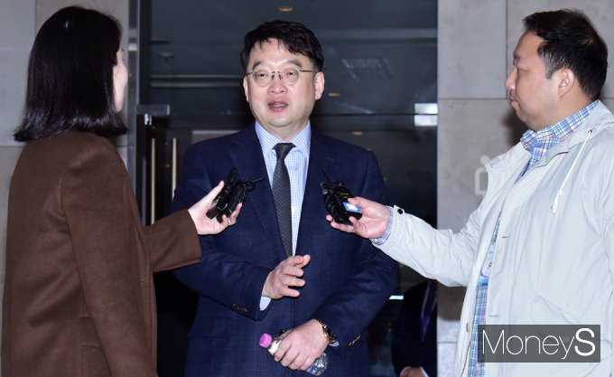 ▲ 취재진 질문받는 이우현 OCI그룹 회장