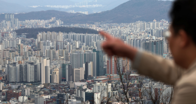 여론조사 전문기관 한국갤럽이 '살고 싶은 주택'을 주제로 설문 조사를 한 결과 교통 편리성이 우수한 지역의 전용면적 112㎡ 주택을 가장 선호하는 것으로 나타났다. 사진은 서울시내 한 아파트 밀집 지역. /사진=뉴시스 