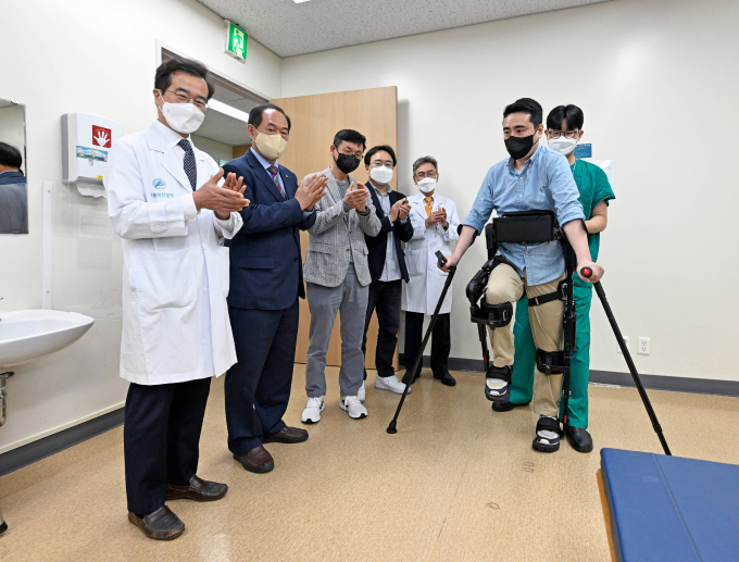 사진은 의료용 착용로봇 엑스블 멕스(X-ble MEX)를 시연하는 모습 사진제공=현대자동차