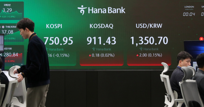 코스피가 전 거래일(2755.11)보다 1.89포인트(0.07%) 내린 2753.22에 개장한 28일 오전 서울 중구 하나은행 딜링룸 전광판에 지수가 표시되고 있다./사진=뉴시스 