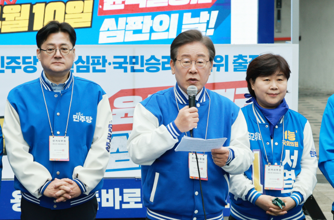 이재명 더불어민주당 대표가 28일 진행된 민주당 선대위 출정식에서 "윤석열 정권 심판은 대한민국 정상화와 민생 재건의 출발점"이라고 호소했다. 사진은 이 대표(가운데)가 28일 서울 용산구 용산역 광장에서 열린 정권심판·국민승리 선대위 출정식에서 발언하는 모습. /사진=뉴시스