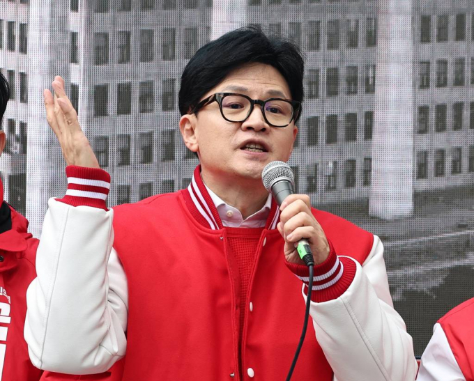 한동훈 국민의힘 비상대책위원장 겸 총괄선대위원장이 이·조 심판을 외치며 지지를 호소했다. 사진은 28일 오전 서울 마포구 망원역 앞에서 지지를 호소하고 있는 한동훈 위원장. /사진= 뉴스1