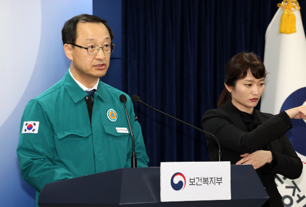 정부가 전공의 근무시간 단축을 약속하고 오는 5월부터 전공의 연속근무시간 단축 시범 사업을 실시한다. 전병왕 보건복지부 보건의료정책실장이 지난 15일 오전 서울 종로구 정부서울청사에서 의사 집단행동 중대본 회의 브리핑을 하고 있다. /사진=뉴시스