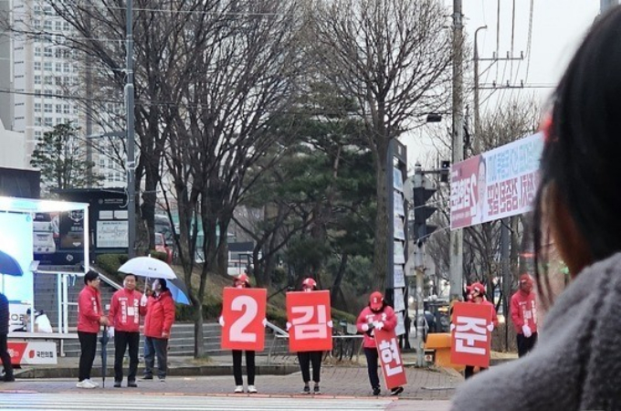 28일 오전 7시쯤 경기 수원시 장안구 장안구청 사거리에서 수원갑에 출마한 국민의힘 김현준 국회의원 후보(55)와 캠프 관계자들이 선거 운동을 벌이고 있다. /  사진=뉴스1
